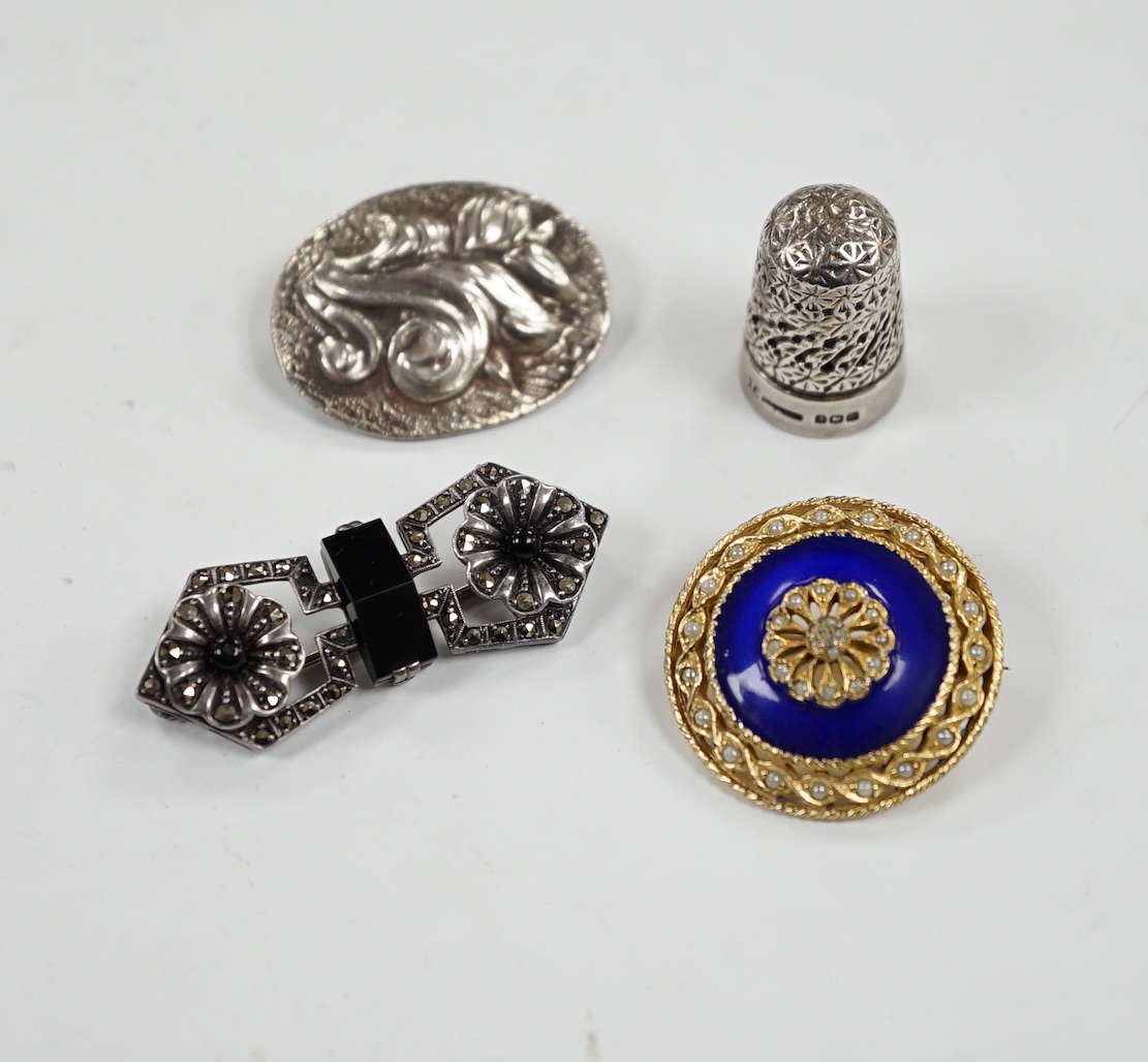 A George V silver thimble, a later silver brooch, a white metal, marcasite and black onyx brooch and one other brooch.